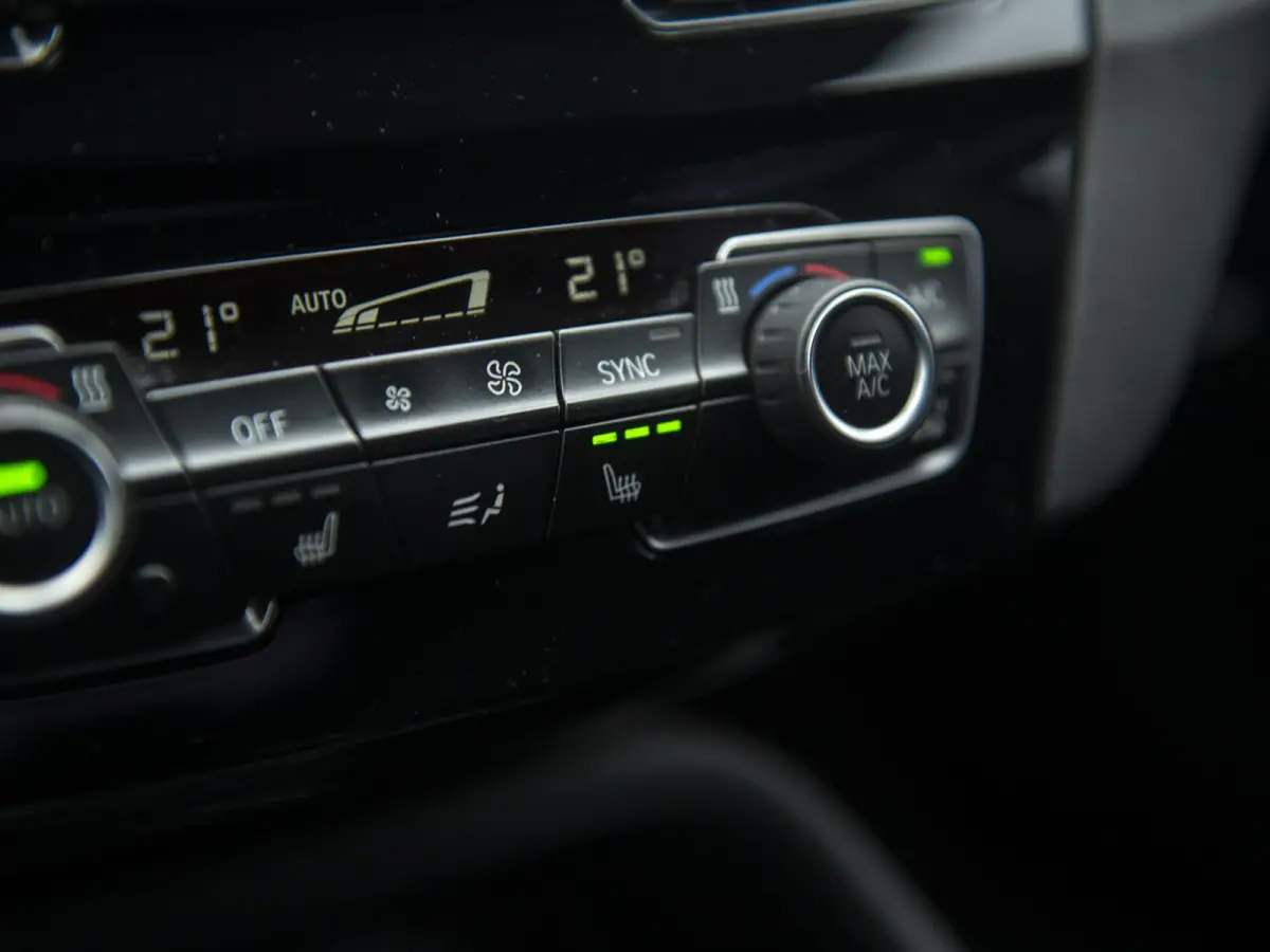 sDrive18iA Centennial Executive | LED | Navi | Trekhaak afneembaar | Stoelverwarming | Donker glas |