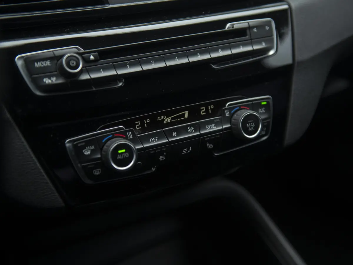 sDrive18iA Centennial Executive | LED | Navi | Trekhaak afneembaar | Stoelverwarming | Donker glas |
