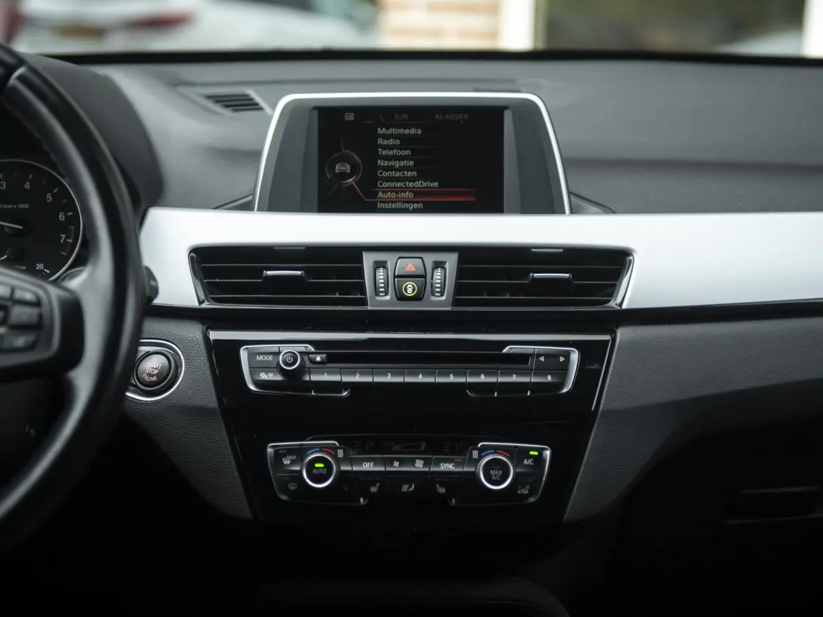 sDrive18iA Centennial Executive | LED | Navi | Trekhaak afneembaar | Stoelverwarming | Donker glas |