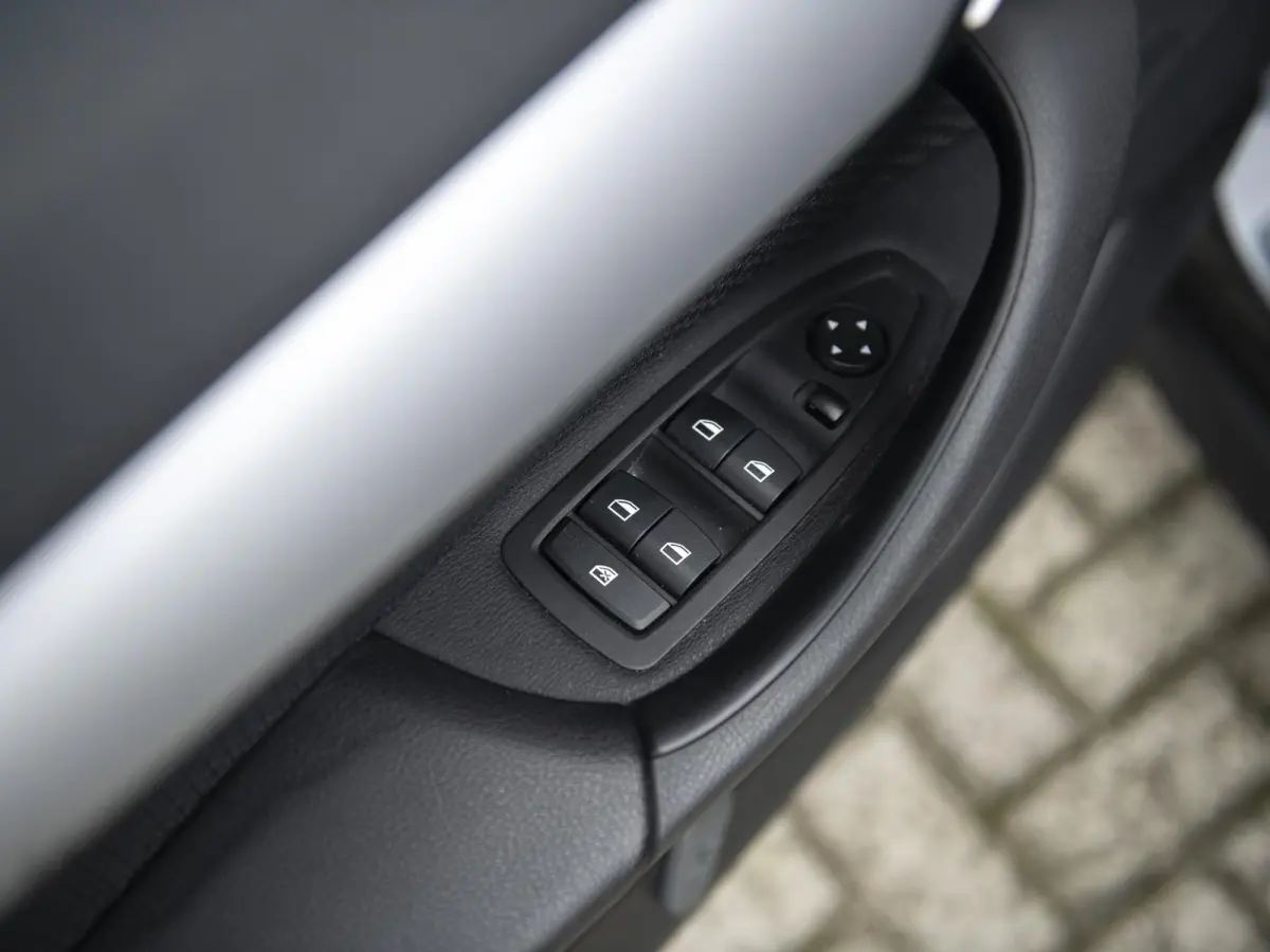 sDrive18iA Centennial Executive | LED | Navi | Trekhaak afneembaar | Stoelverwarming | Donker glas |