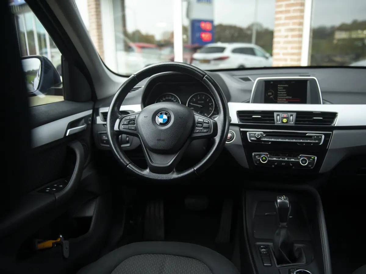 sDrive18iA Centennial Executive | LED | Navi | Trekhaak afneembaar | Stoelverwarming | Donker glas |