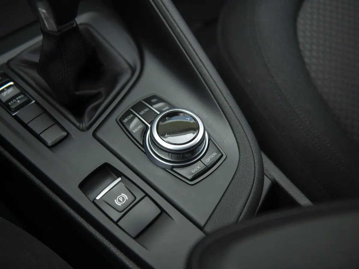 sDrive18iA Centennial Executive | LED | Navi | Trekhaak afneembaar | Stoelverwarming | Donker glas |