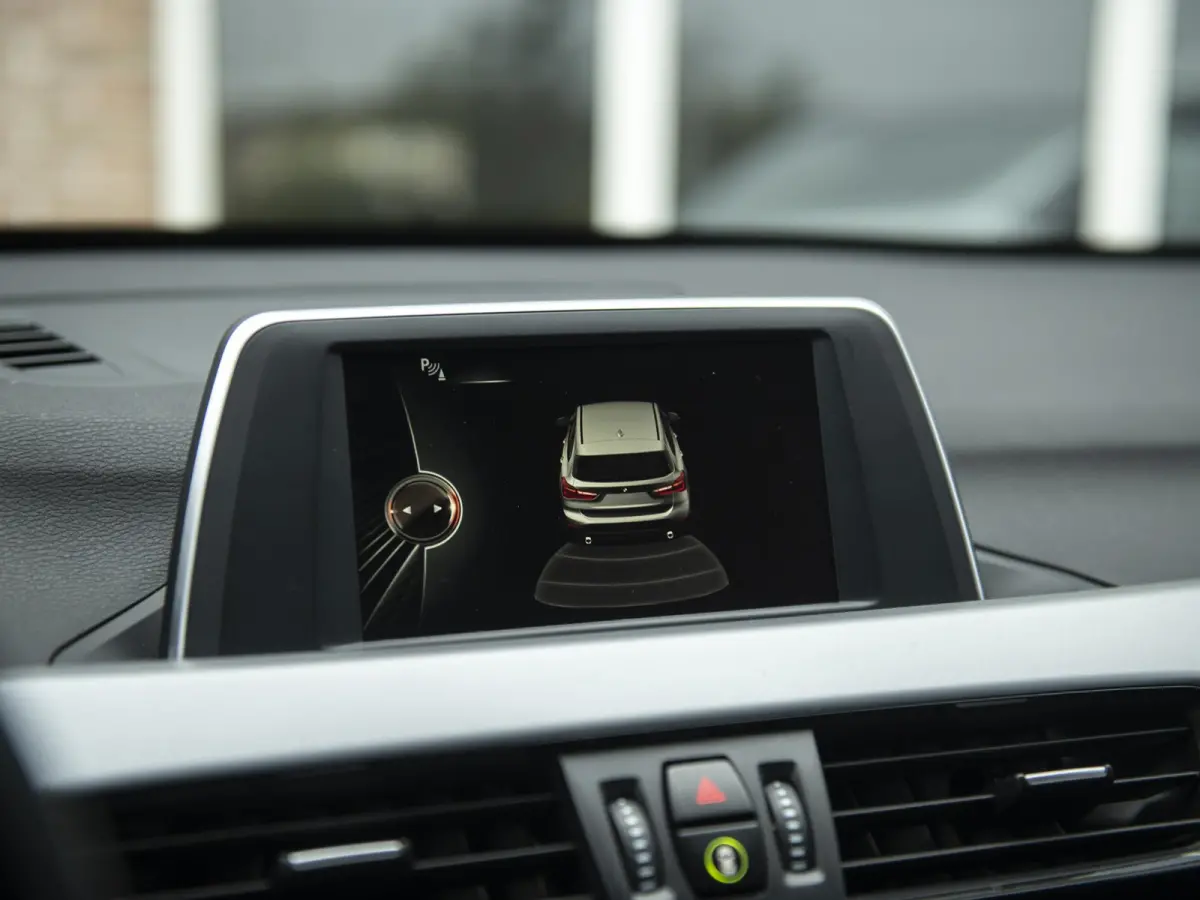 sDrive18iA Centennial Executive | LED | Navi | Trekhaak afneembaar | Stoelverwarming | Donker glas |