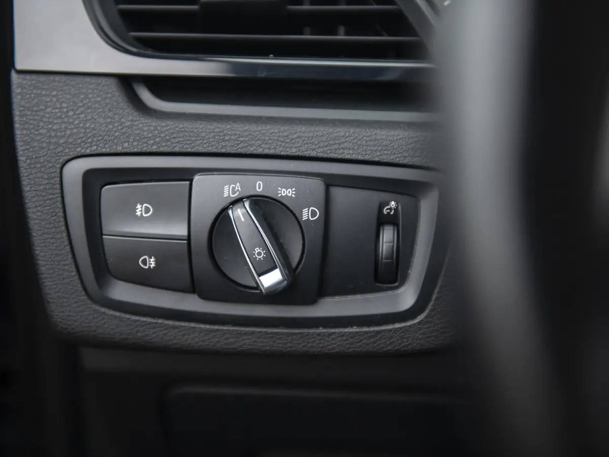 sDrive18iA Centennial Executive | LED | Navi | Trekhaak afneembaar | Stoelverwarming | Donker glas |