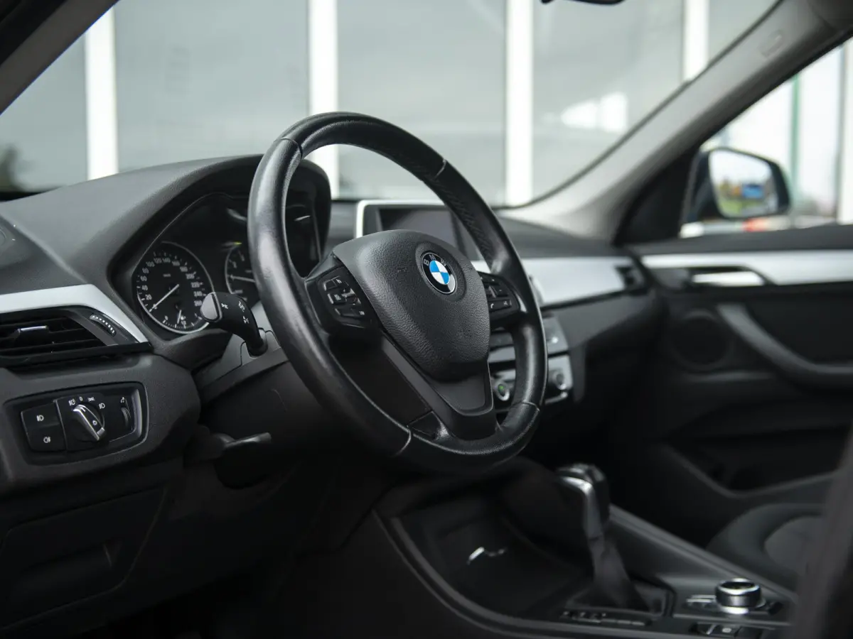 sDrive18iA Centennial Executive | LED | Navi | Trekhaak afneembaar | Stoelverwarming | Donker glas |