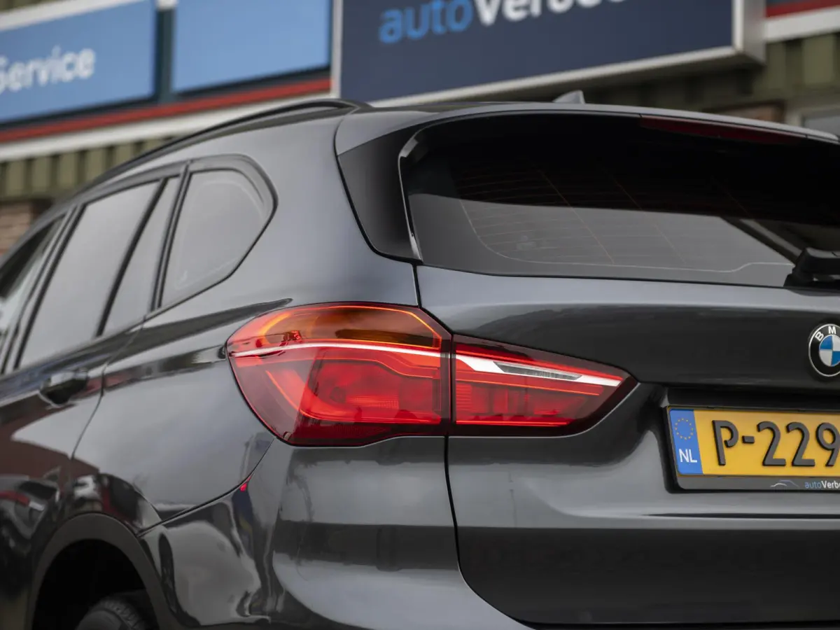 sDrive18iA Centennial Executive | LED | Navi | Trekhaak afneembaar | Stoelverwarming | Donker glas |
