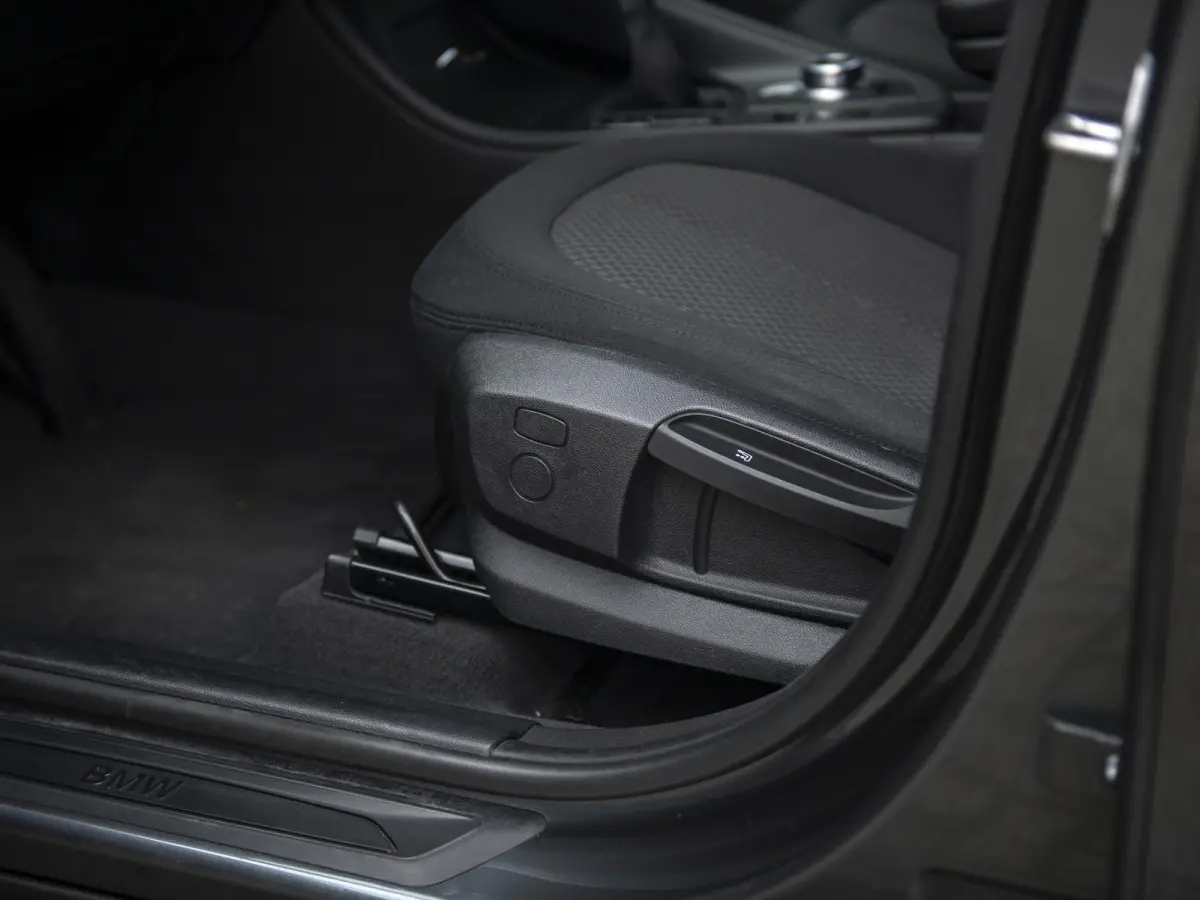 sDrive18iA Centennial Executive | LED | Navi | Trekhaak afneembaar | Stoelverwarming | Donker glas |