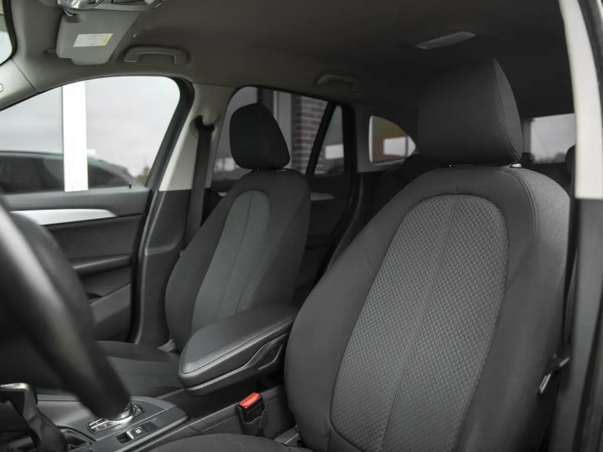 sDrive18iA Centennial Executive | LED | Navi | Trekhaak afneembaar | Stoelverwarming | Donker glas |