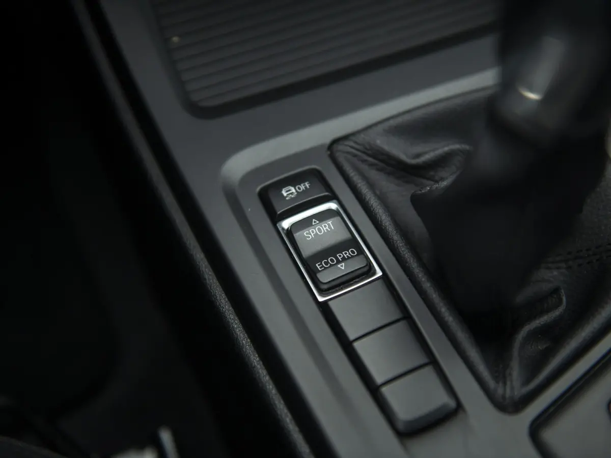 sDrive18iA Centennial Executive | LED | Navi | Trekhaak afneembaar | Stoelverwarming | Donker glas |