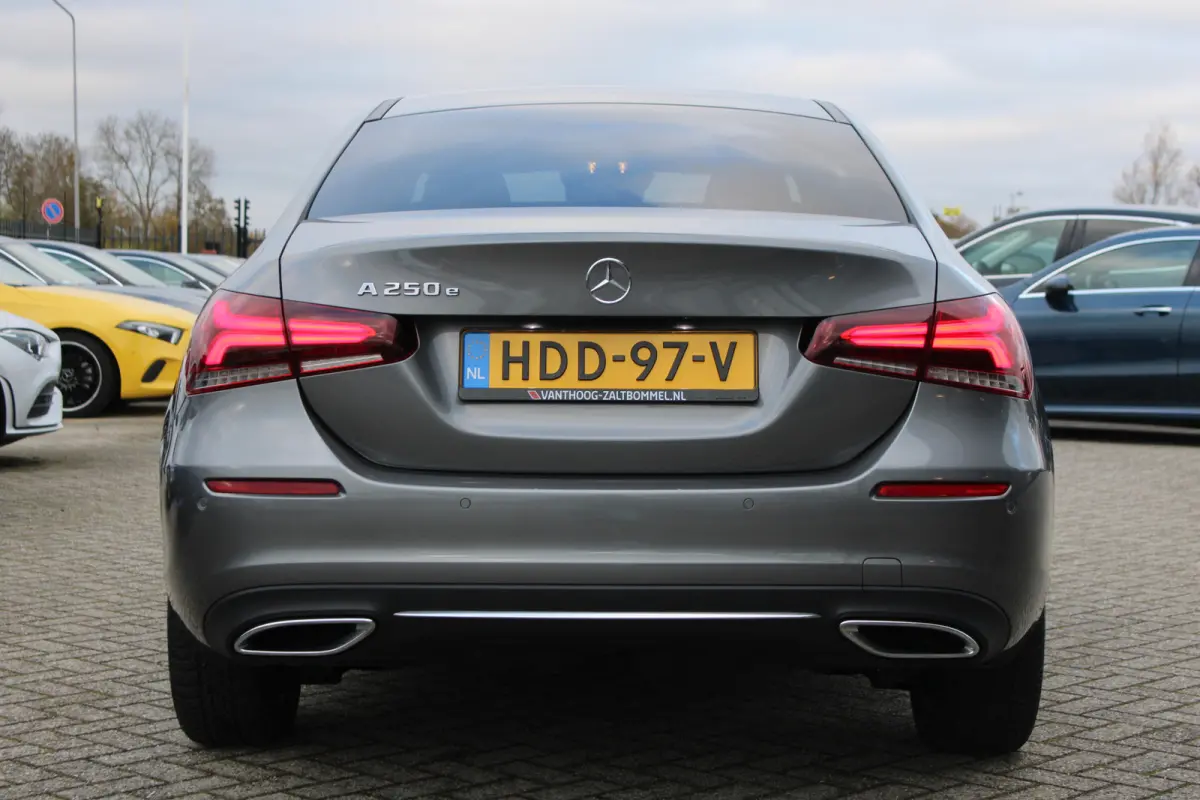 250e AUT8 Premium LEDER CARPLAY WIDESCREEN SFEER CAMERA