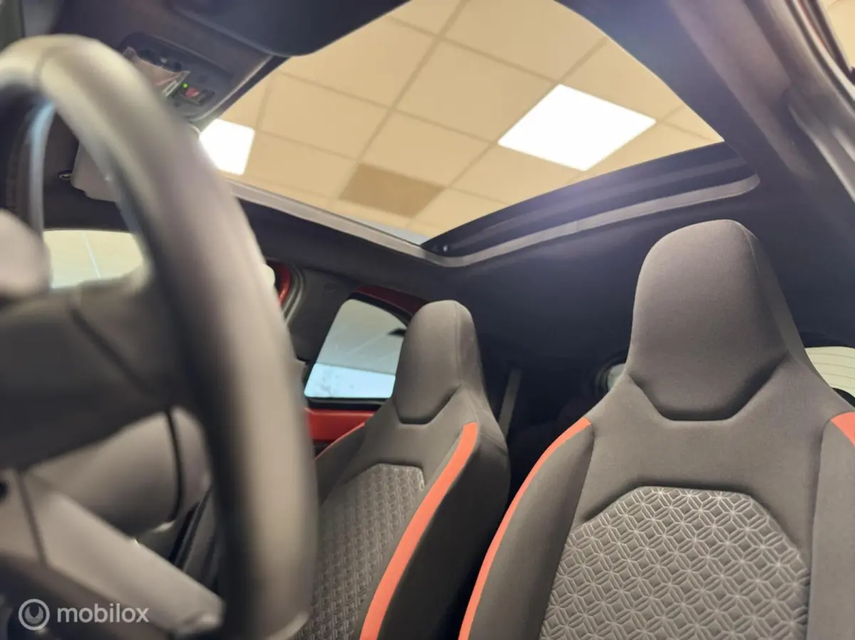 1.0 VVT-i MT Play Cabrio | Line Assist| Climate & Cruise Control | NAV.