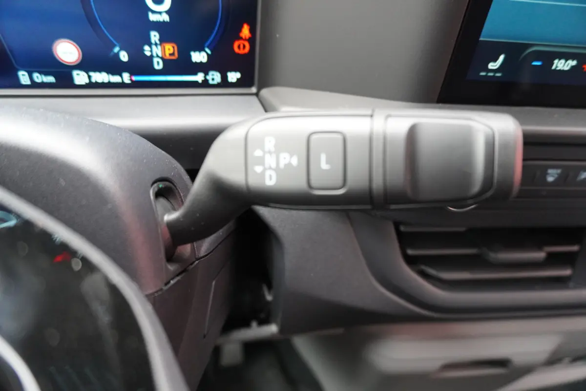 340L 2.5 PHEV 233PK L2H1 Trend 9 Persoons PHEV Automaat Nr. V141 | Hybride | Airco | Cruise | Apple CP| Side bars  DEMO