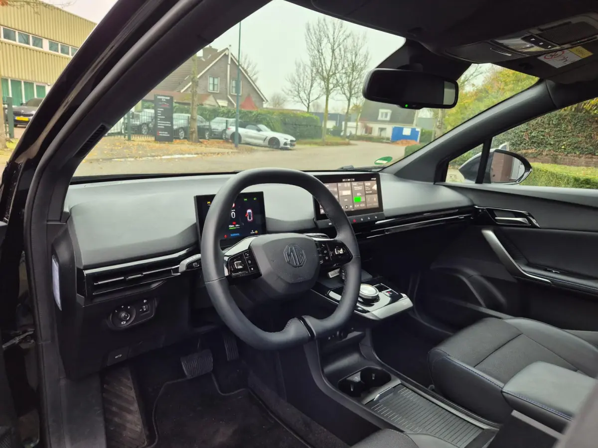 64 KhW Full Optie 360 Cam Pilot CarPlay LED 5 jaar Fabrieksgarantie! 1e- EigenaarNL NAP Top staat Luxury 64 kWh