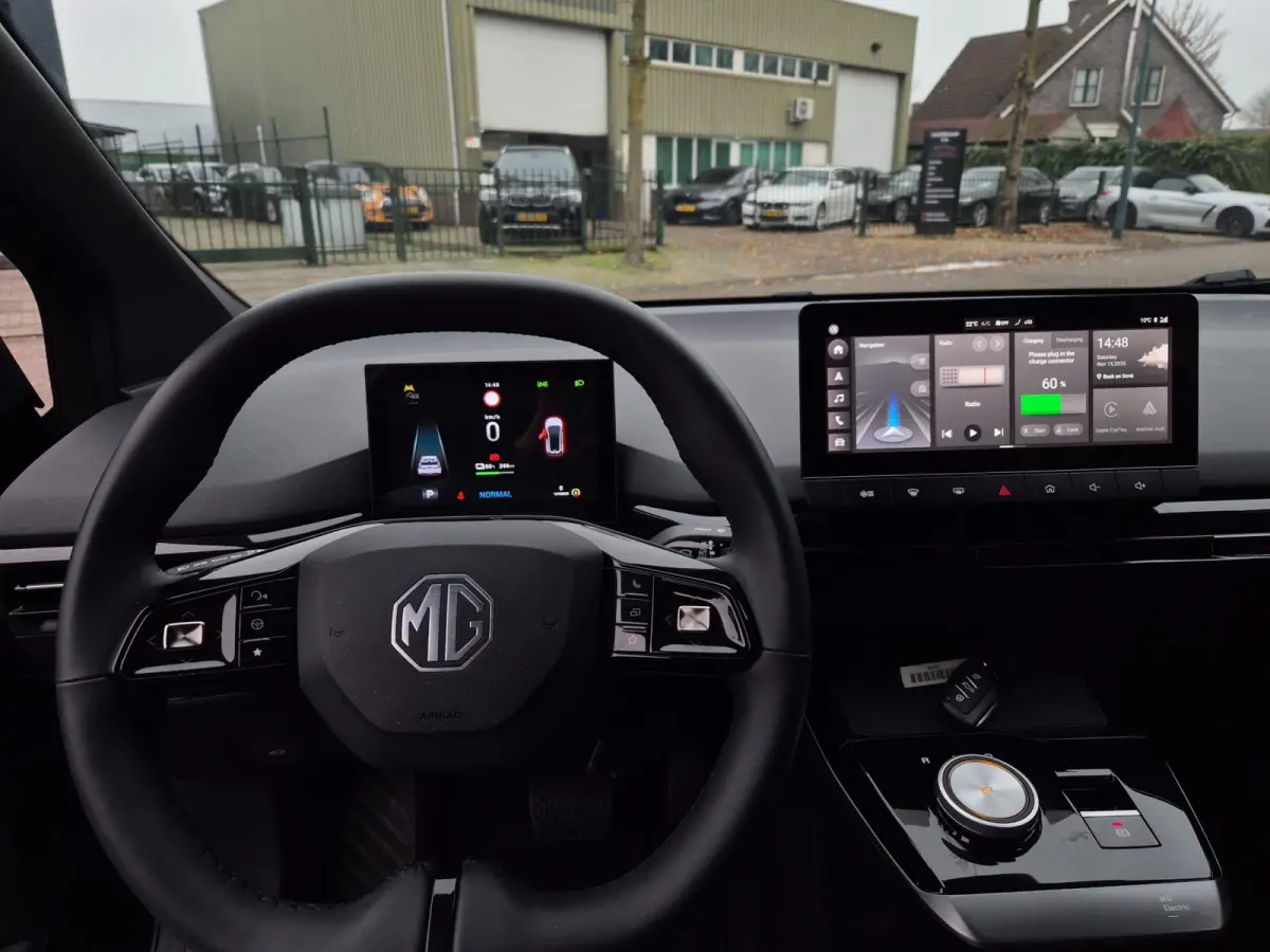 64 KhW Full Optie 360 Cam Pilot CarPlay LED 5 jaar Fabrieksgarantie! 1e- EigenaarNL NAP Top staat Luxury 64 kWh