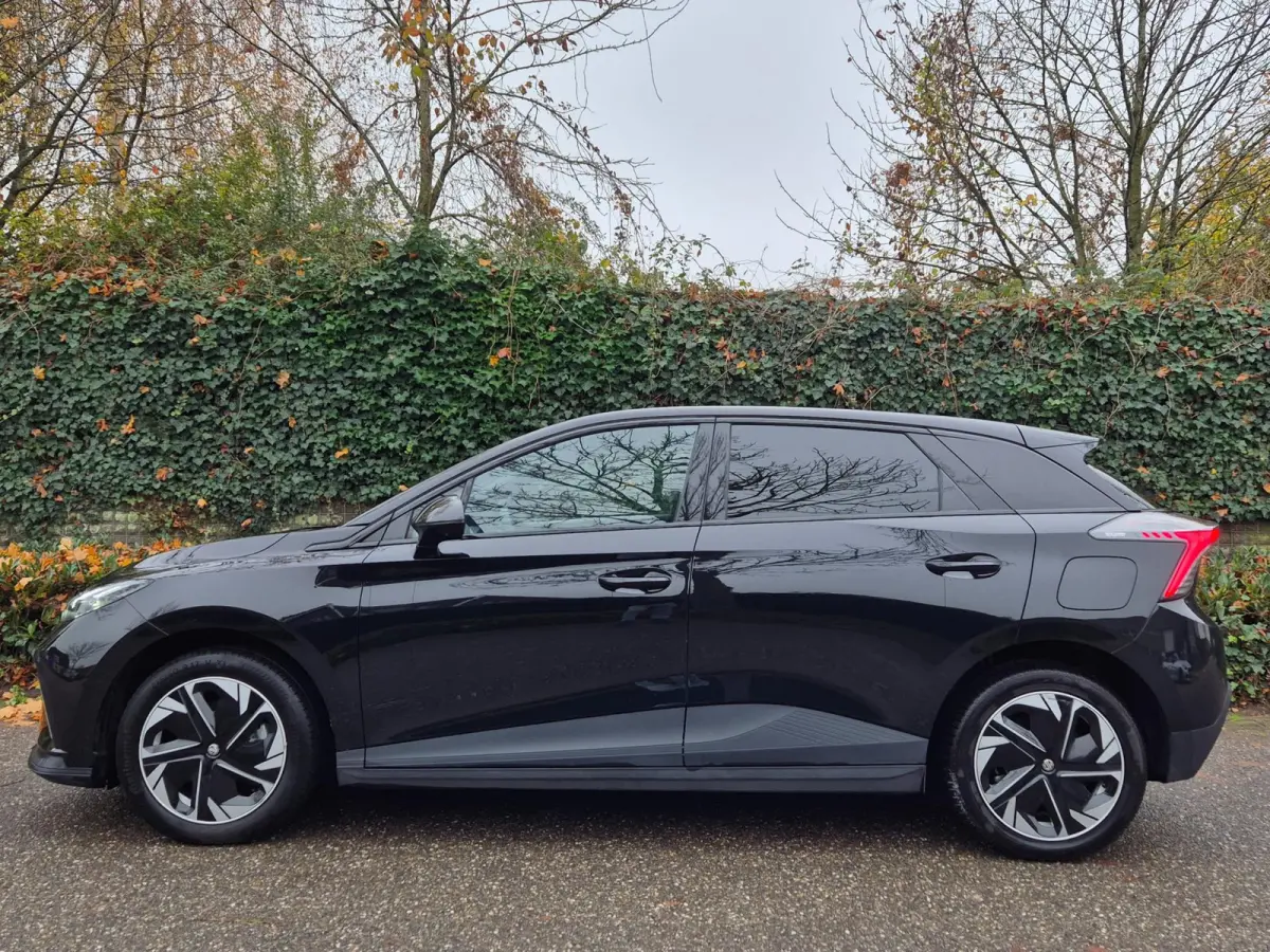 64 KhW Full Optie 360 Cam Pilot CarPlay LED 5 jaar Fabrieksgarantie! 1e- EigenaarNL NAP Top staat Luxury 64 kWh