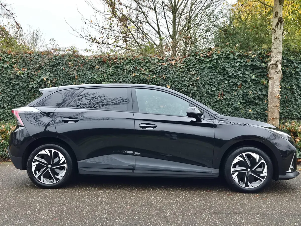 64 KhW Full Optie 360 Cam Pilot CarPlay LED 5 jaar Fabrieksgarantie! 1e- EigenaarNL NAP Top staat Luxury 64 kWh
