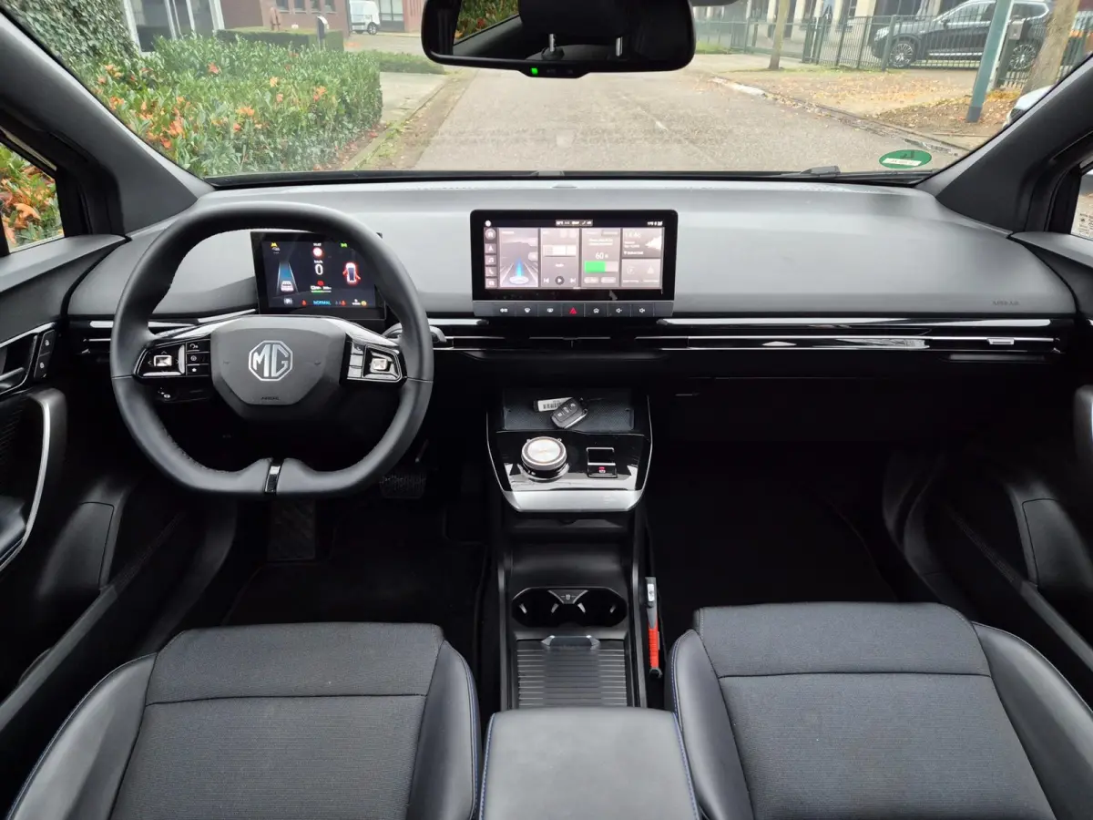 64 KhW Full Optie 360 Cam Pilot CarPlay LED 5 jaar Fabrieksgarantie! 1e- EigenaarNL NAP Top staat Luxury 64 kWh