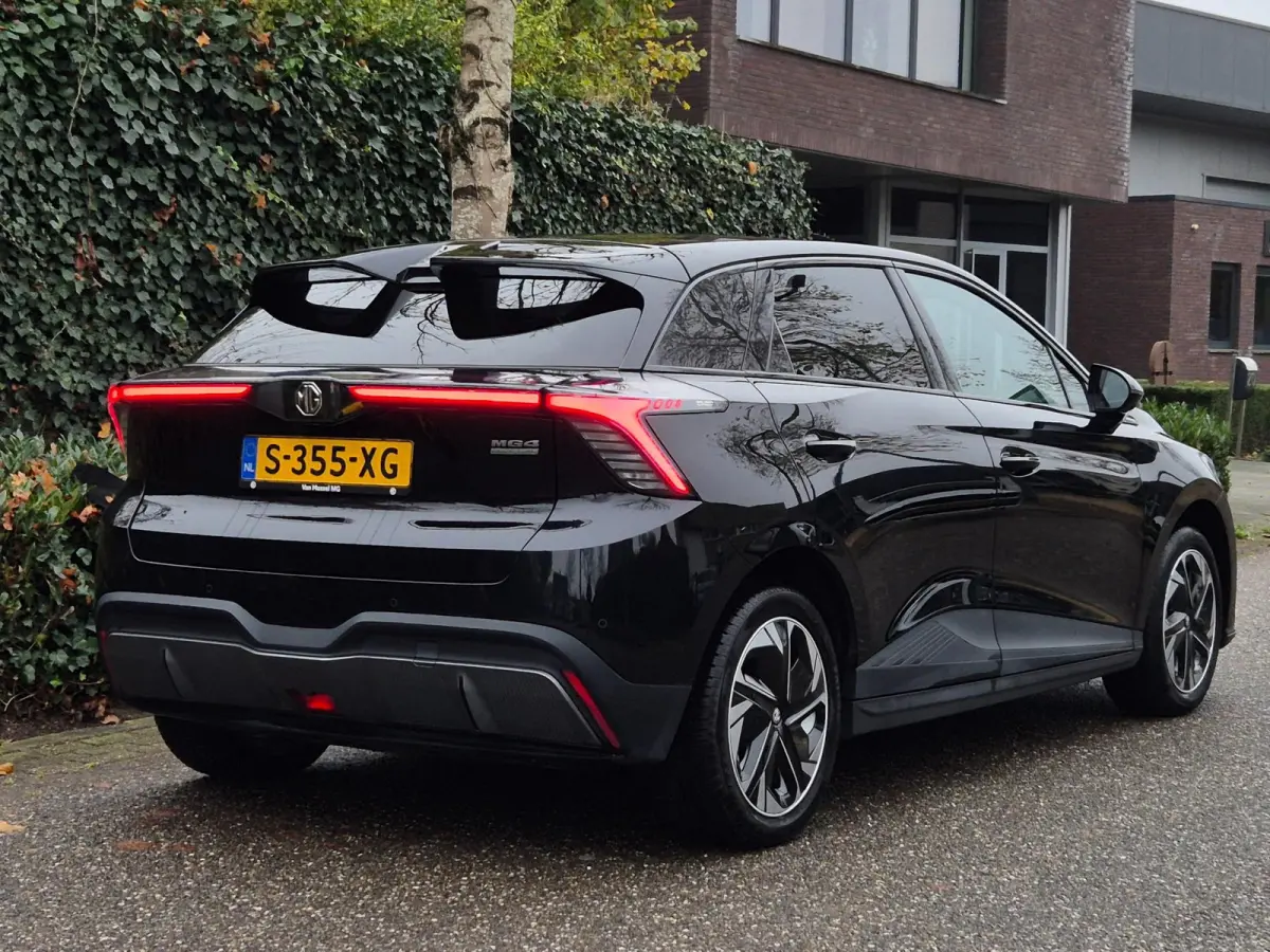 64 KhW Full Optie 360 Cam Pilot CarPlay LED 5 jaar Fabrieksgarantie! 1e- EigenaarNL NAP Top staat Luxury 64 kWh