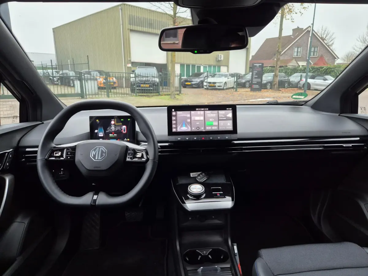 64 KhW Full Optie 360 Cam Pilot CarPlay LED 5 jaar Fabrieksgarantie! 1e- EigenaarNL NAP Top staat Luxury 64 kWh