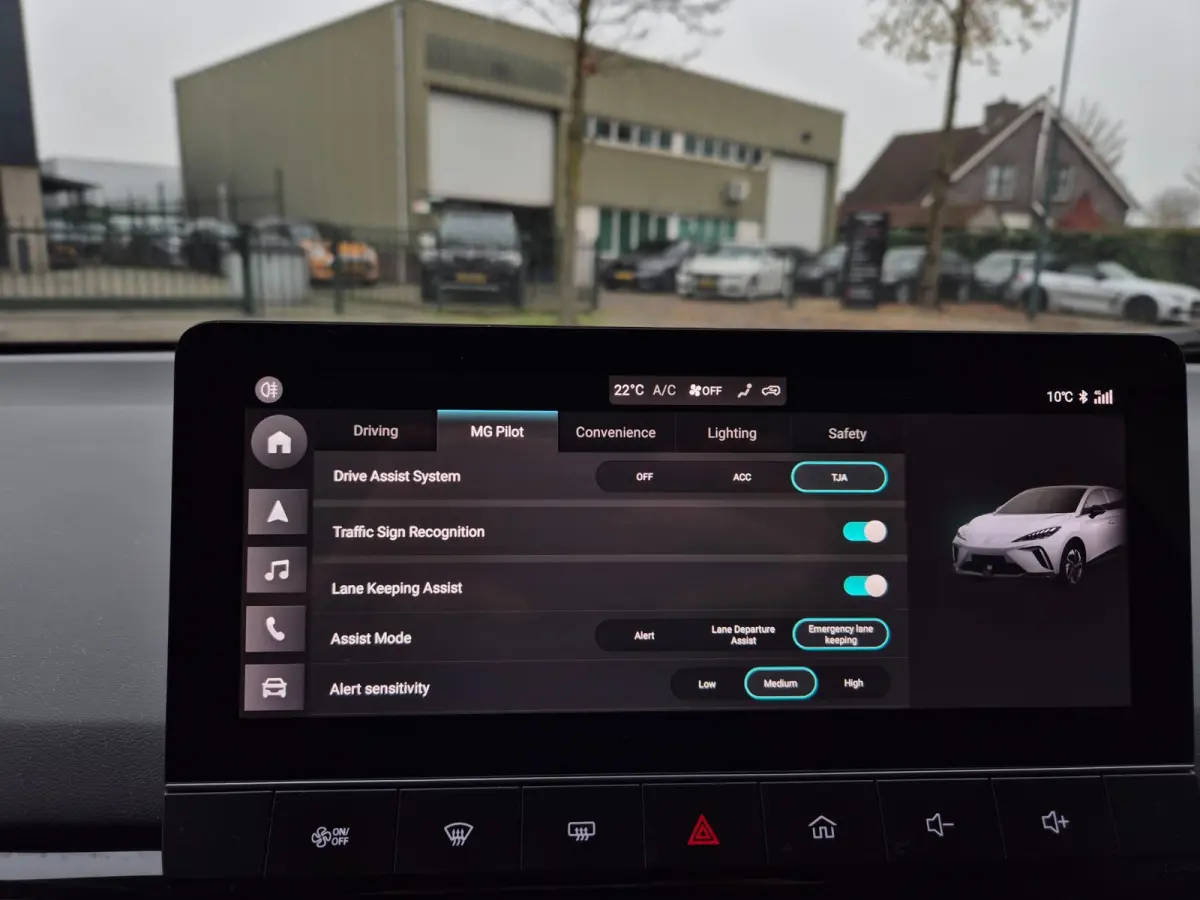 64 KhW Full Optie 360 Cam Pilot CarPlay LED 5 jaar Fabrieksgarantie! 1e- EigenaarNL NAP Top staat Luxury 64 kWh