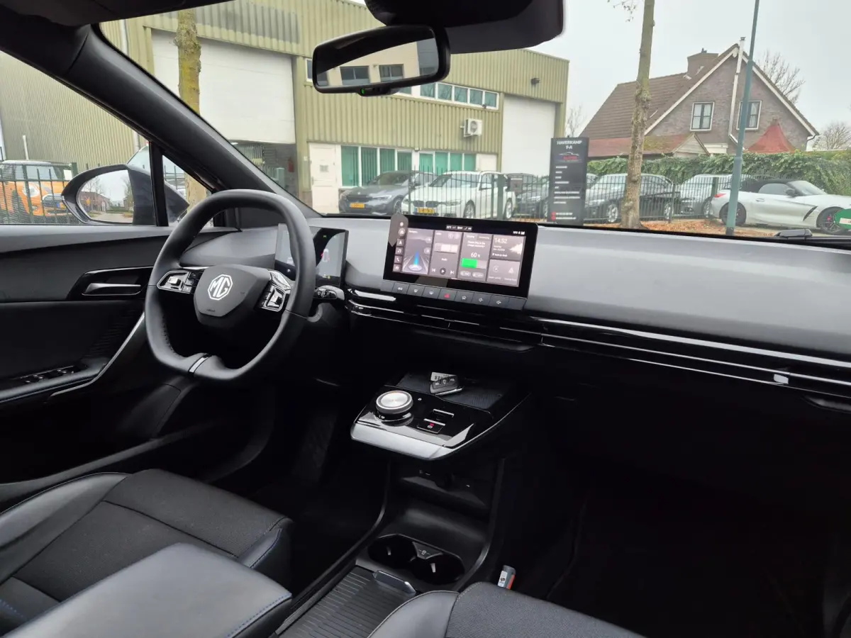 64 KhW Full Optie 360 Cam Pilot CarPlay LED 5 jaar Fabrieksgarantie! 1e- EigenaarNL NAP Top staat Luxury 64 kWh