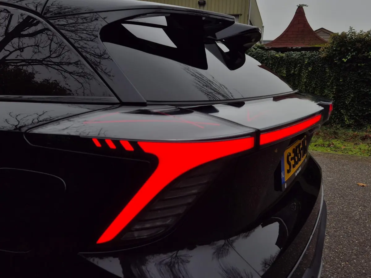 64 KhW Full Optie 360 Cam Pilot CarPlay LED 5 jaar Fabrieksgarantie! 1e- EigenaarNL NAP Top staat Luxury 64 kWh