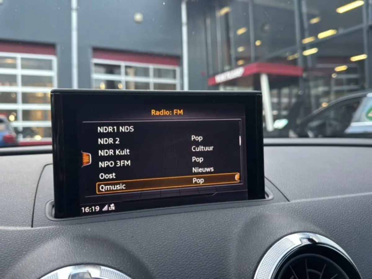 1.0 TFSI S-TRONIC S-LINE PANO-DAK/NAVI/CRUISE/PDC