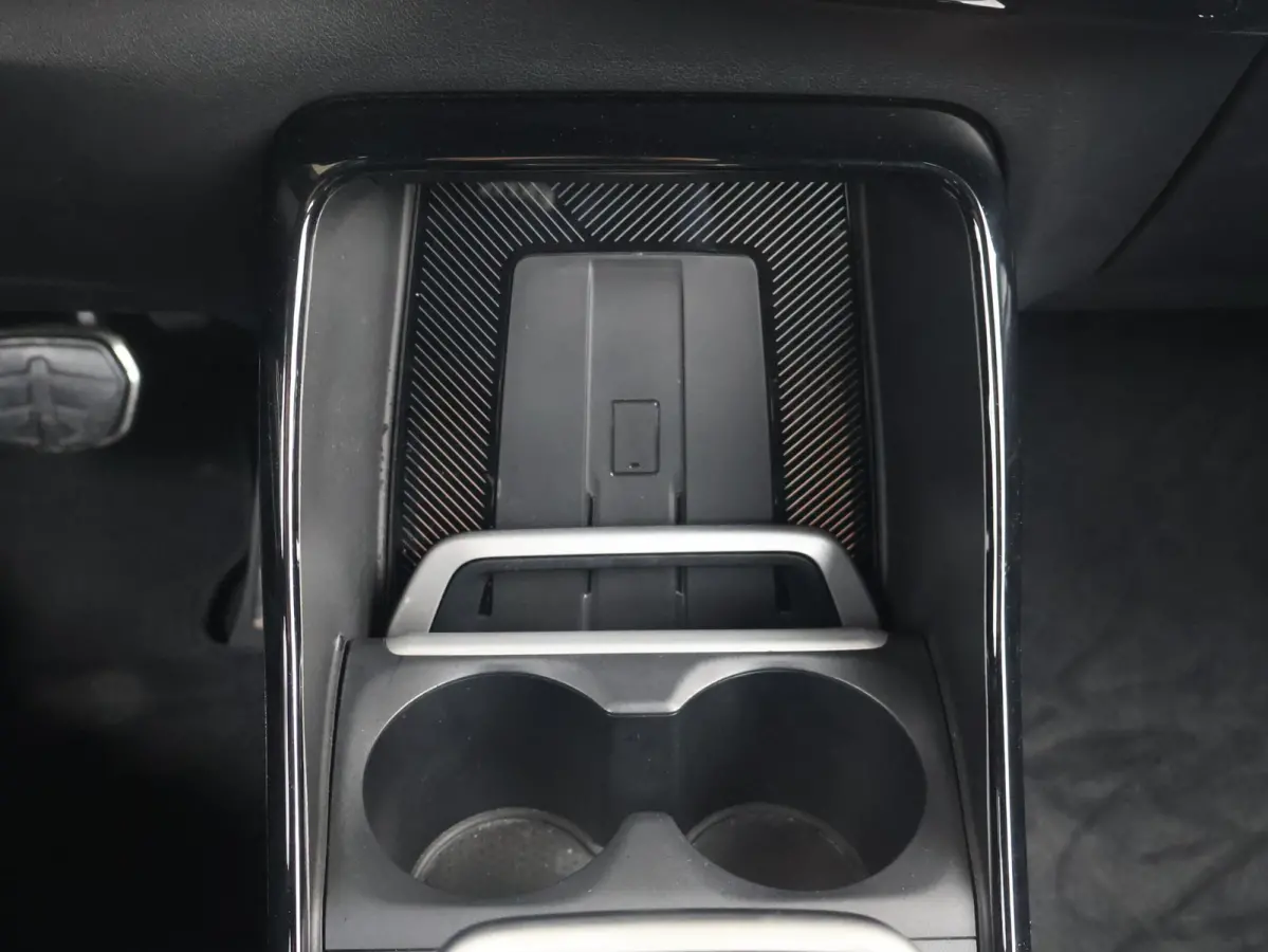 230e xDrive | SoH 97% | M-Sportpakket | Harman Kardon | Head Up Display | Driving Assistant Plus | Elektrisch Verstelbare Stoelen |
