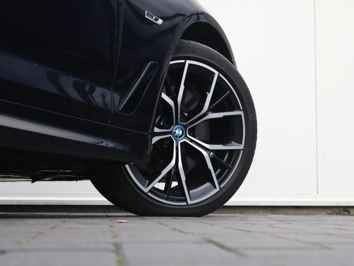 545e xDrive Business Edition Plus | 95% | M Sportpakket | Stuurwielrand verwarmd | Achteruitrijcamera | Active Cruise Control | Head-Up | HiFi | Panoramadak |