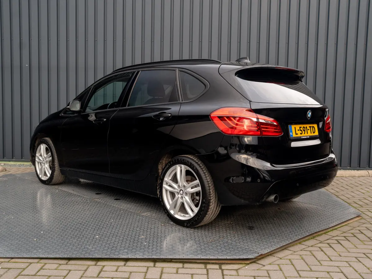 218i Business | 18'' | Parkeersensoren V&A | Stoelverw. | Navi | Prijs Rijklaar!!