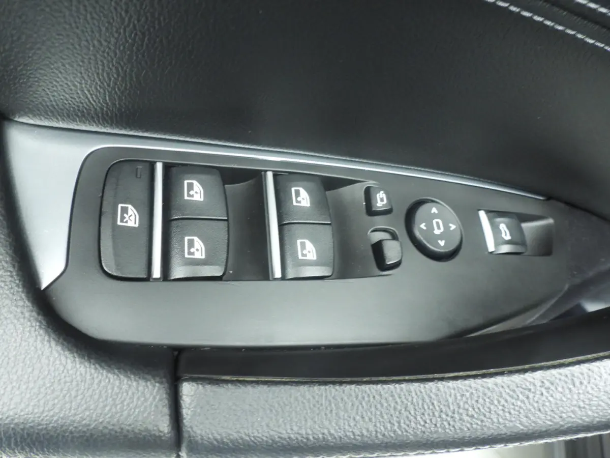xDrive30i | LED | Leder | HUD | Trekhaak | Sportstoelen | Keyles go | Hifi speakers | Alu 19 inch