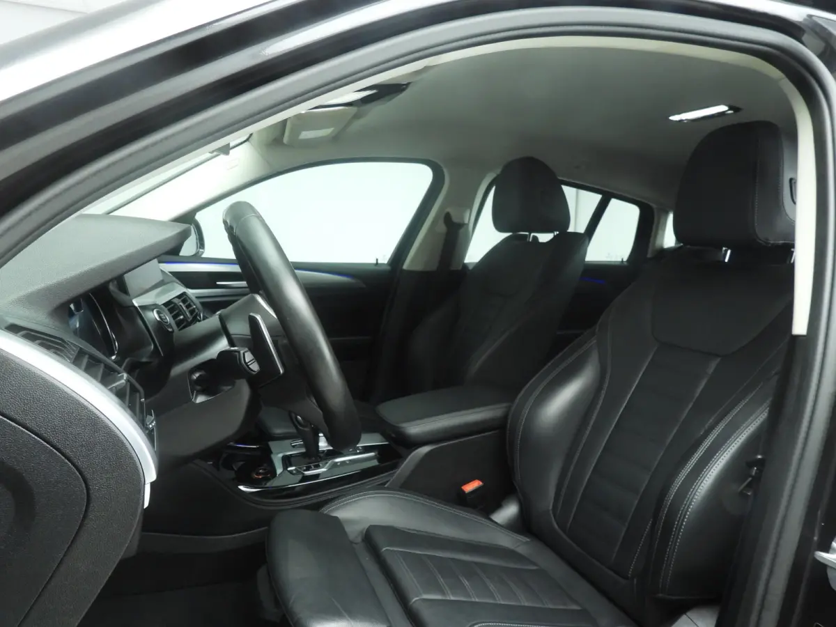 xDrive30i | LED | Leder | HUD | Trekhaak | Sportstoelen | Keyles go | Hifi speakers | Alu 19 inch