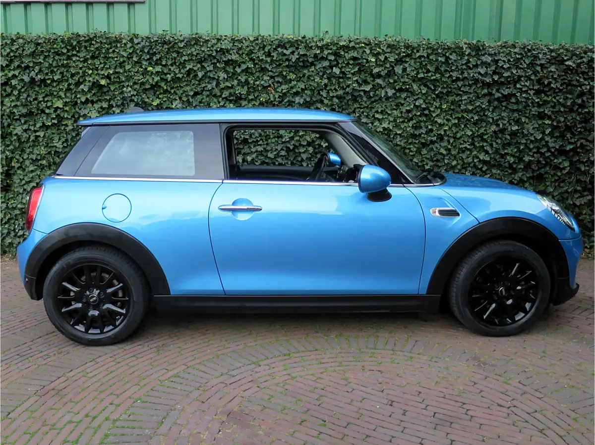 1.5 One Pepper F56 LCI met LED, Park ass., Clima, BT en 16"