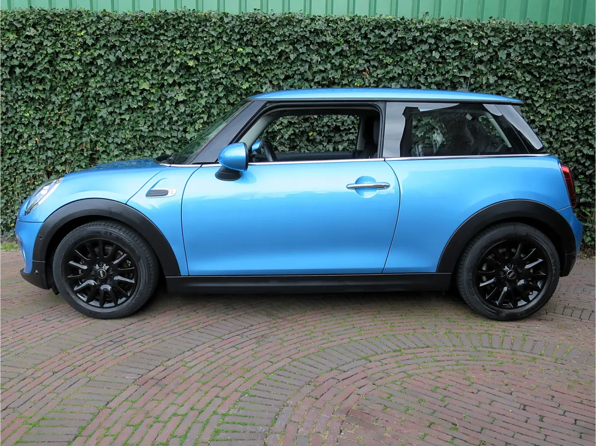 1.5 One Pepper F56 LCI met LED, Park ass., Clima, BT en 16"