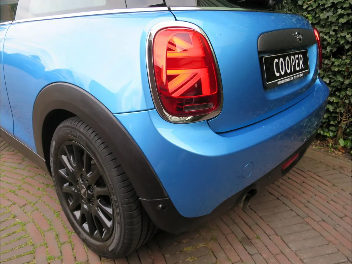1.5 One Pepper F56 LCI met LED, Park ass., Clima, BT en 16"