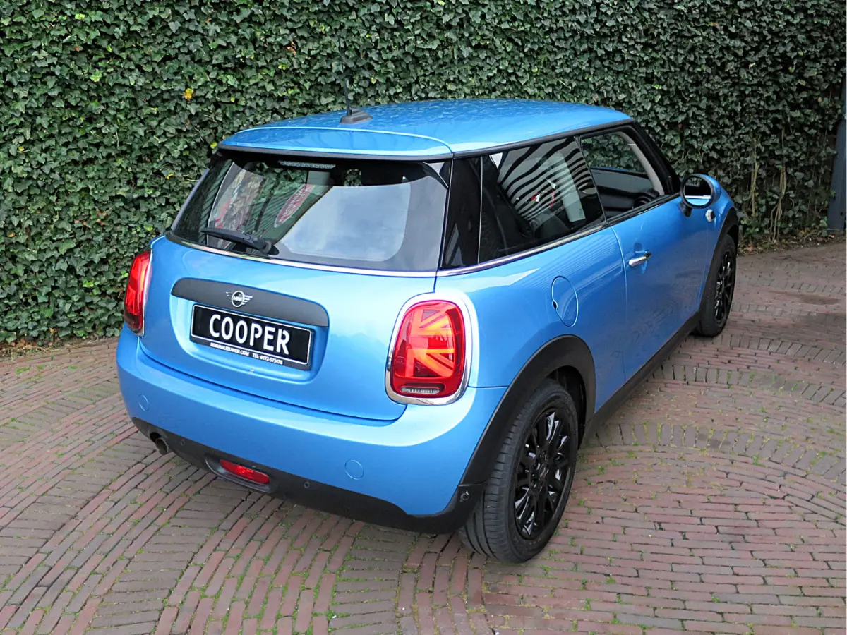 1.5 One Pepper F56 LCI met LED, Park ass., Clima, BT en 16"