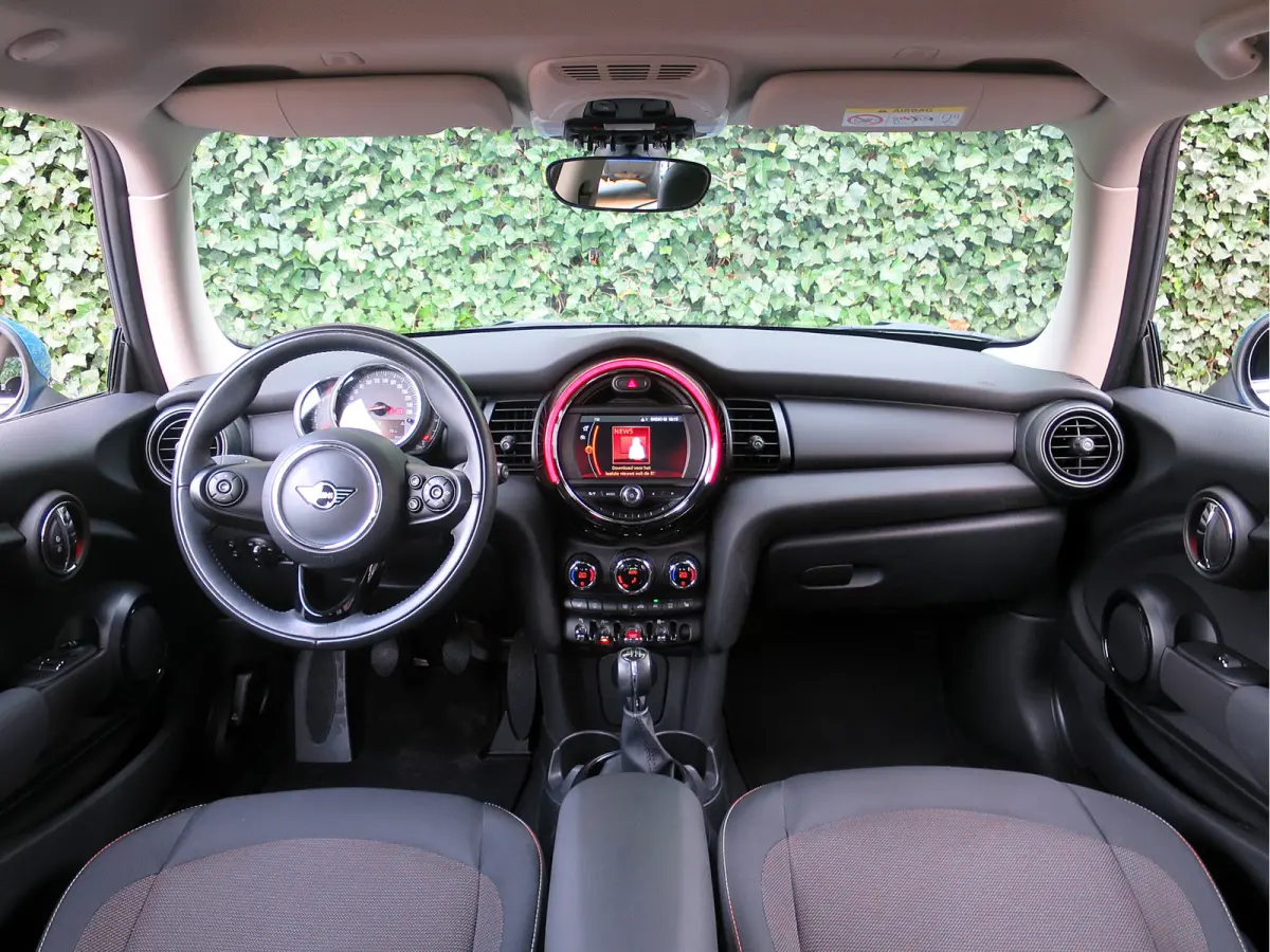 1.5 One Pepper F56 LCI met LED, Park ass., Clima, BT en 16"