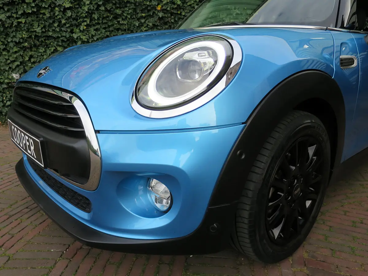 1.5 One Pepper F56 LCI met LED, Park ass., Clima, BT en 16"