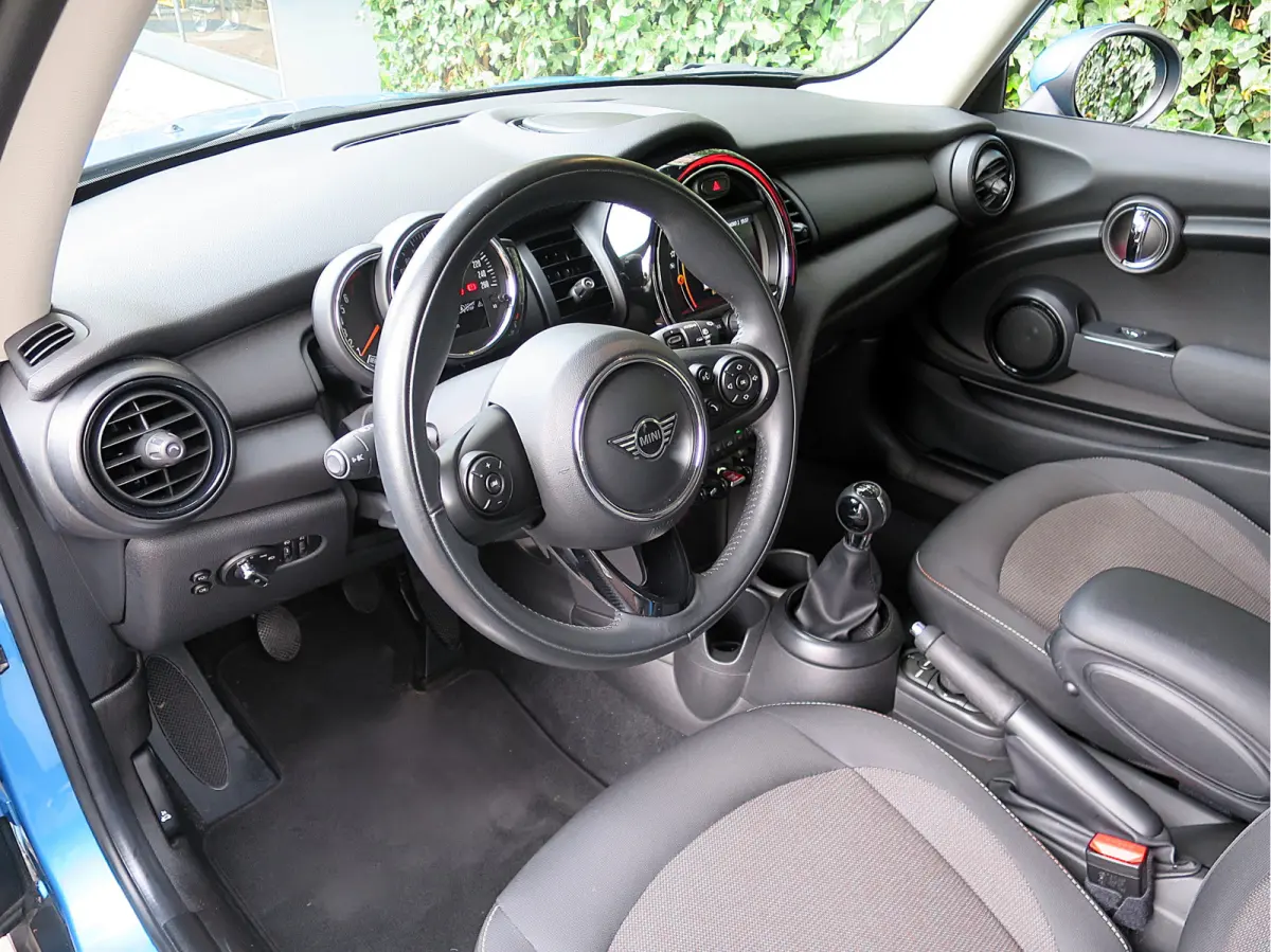 1.5 One Pepper F56 LCI met LED, Park ass., Clima, BT en 16"