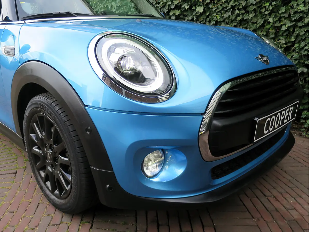 1.5 One Pepper F56 LCI met LED, Park ass., Clima, BT en 16"