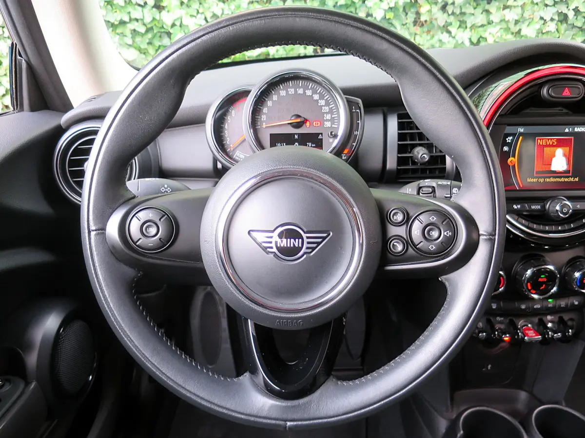 1.5 One Pepper F56 LCI met LED, Park ass., Clima, BT en 16"