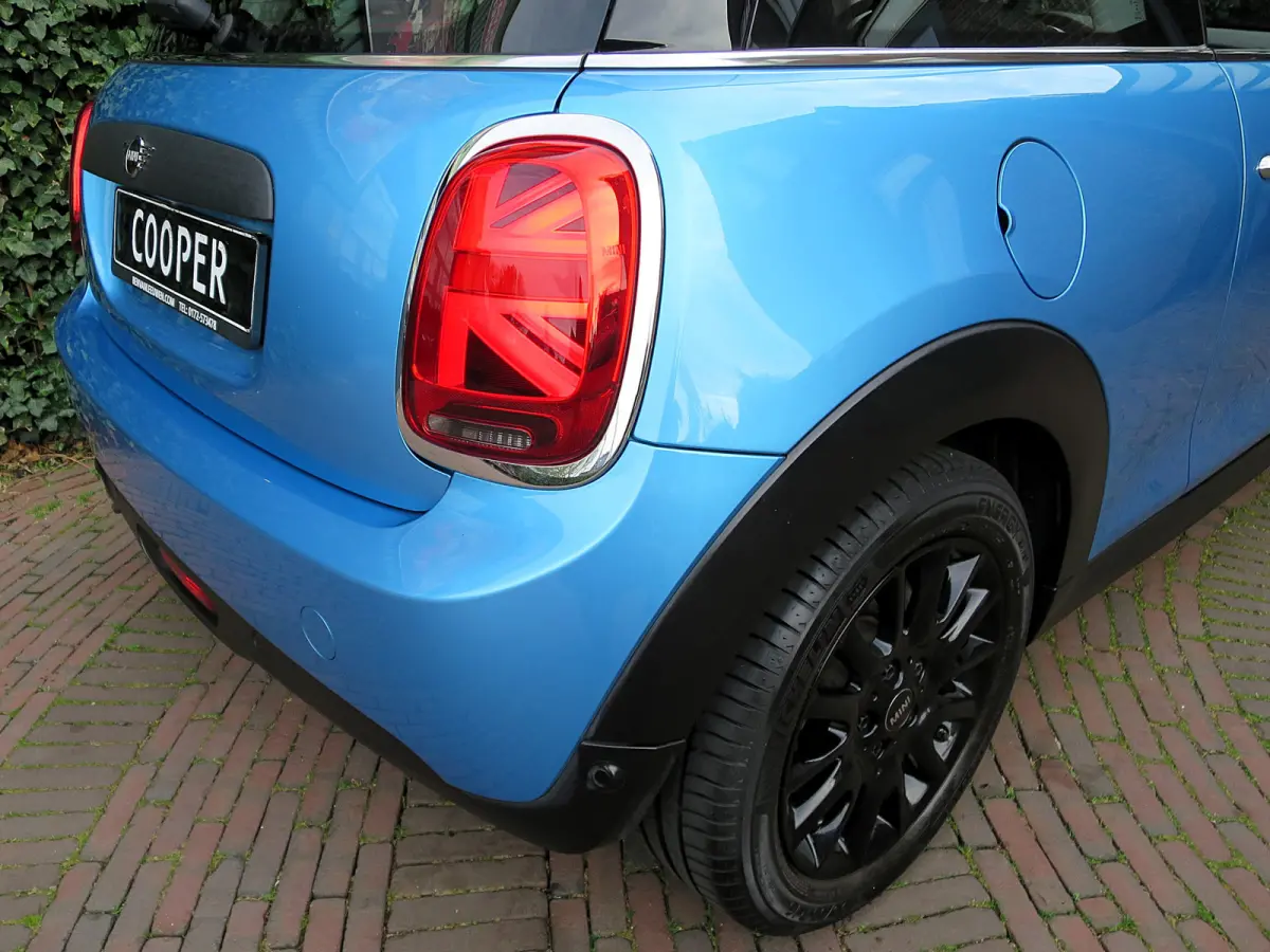 1.5 One Pepper F56 LCI met LED, Park ass., Clima, BT en 16"