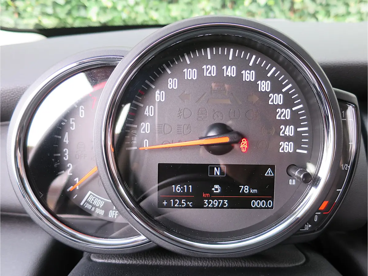 1.5 One Pepper F56 LCI met LED, Park ass., Clima, BT en 16"