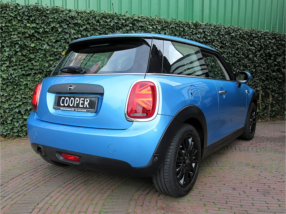 1.5 One Pepper F56 LCI met LED, Park ass., Clima, BT en 16"