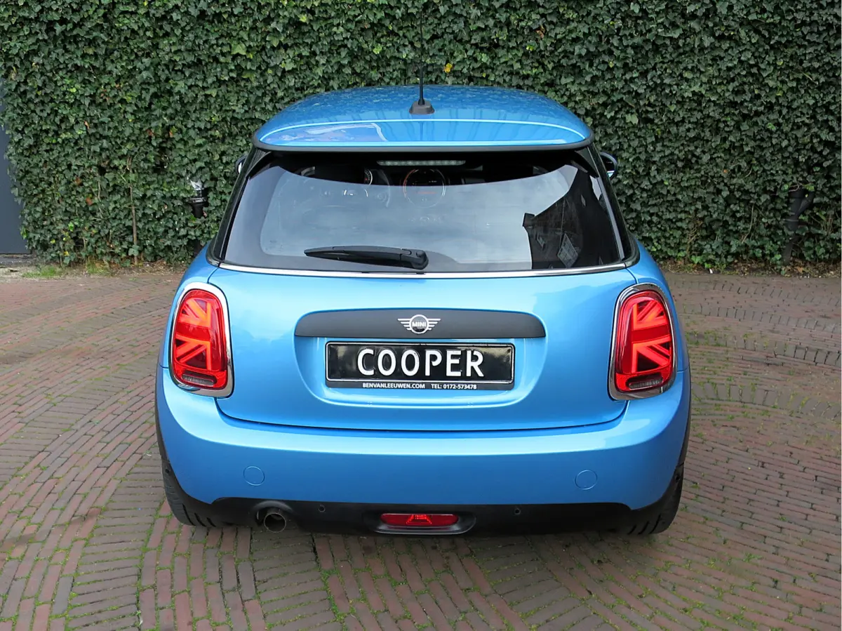 1.5 One Pepper F56 LCI met LED, Park ass., Clima, BT en 16"