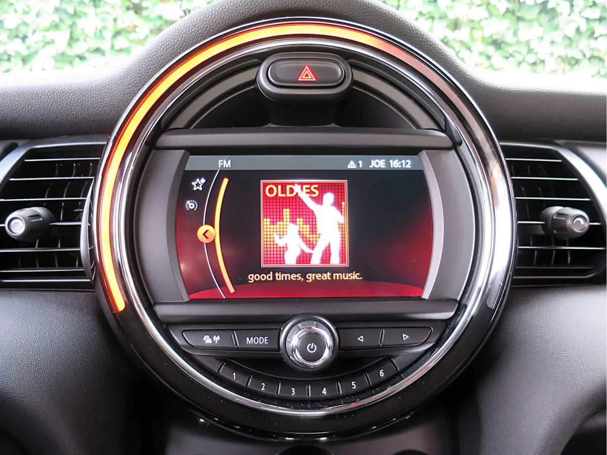 1.5 One Pepper F56 LCI met LED, Park ass., Clima, BT en 16"