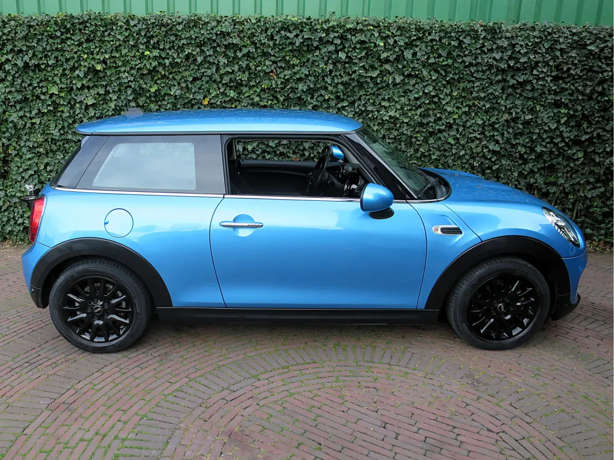 1.5 One Pepper F56 LCI met LED, Park ass., Clima, BT en 16"