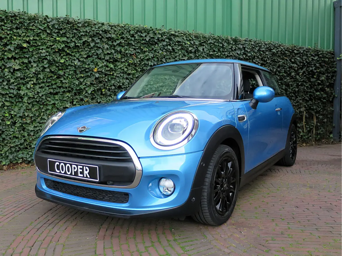 1.5 One Pepper F56 LCI met LED, Park ass., Clima, BT en 16"