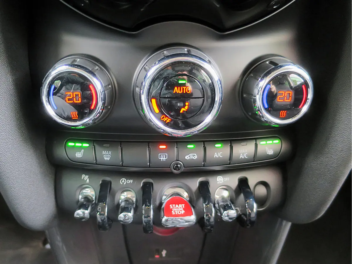 1.5 One Pepper F56 LCI met LED, Park ass., Clima, BT en 16"