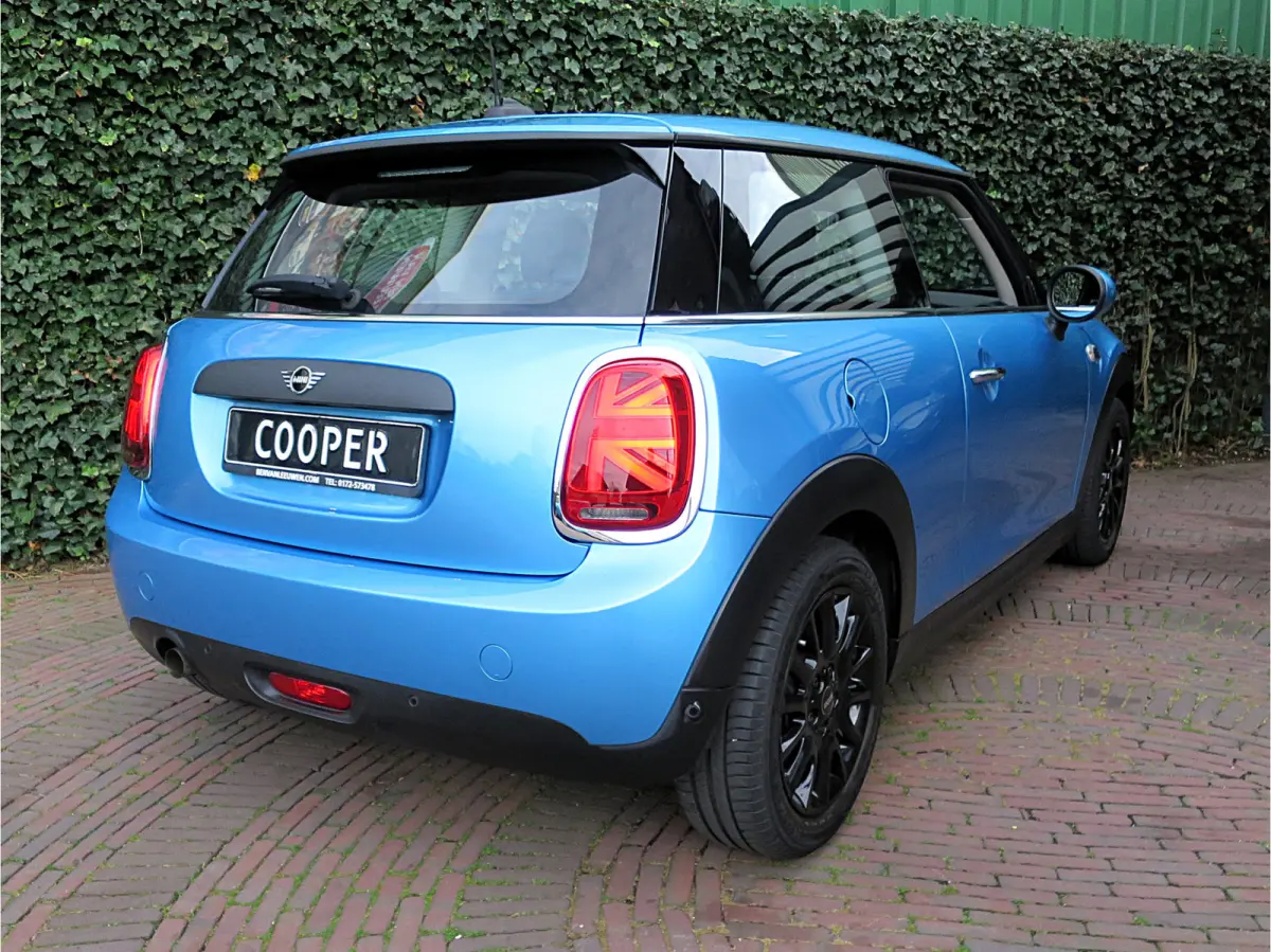 1.5 One Pepper F56 LCI met LED, Park ass., Clima, BT en 16"